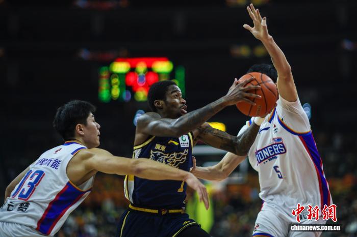 广东东阳光队在主场以98：89力克天津先行者队，