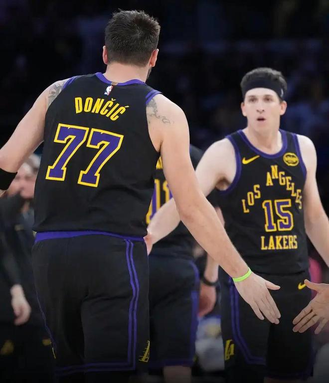 湖人季后赛席位争夺战升级 三核驱动能否突破上