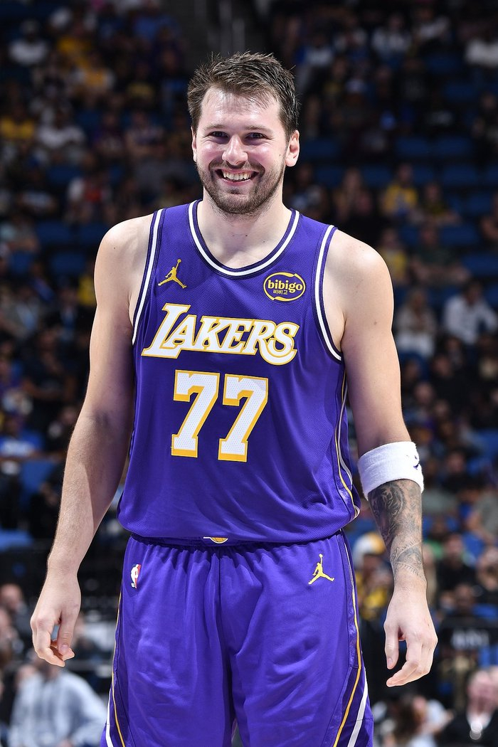 湖人双线告捷 雷迪克创纪录东契奇狂砍42+12助