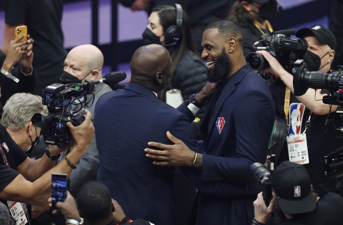 湖人双线告捷 雷迪克创纪录东契奇狂砍42+12助