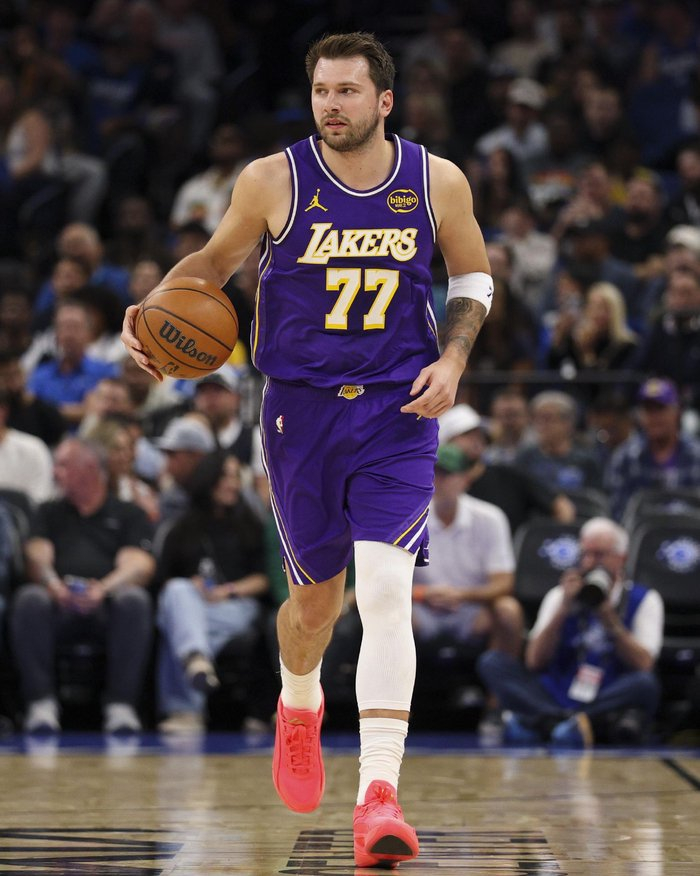 湖人双线告捷 雷迪克创纪录东契奇狂砍42+12助