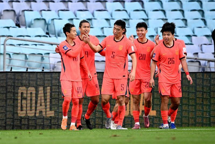 谢文能伤愈复出 国足全队备战喀麦隆赛