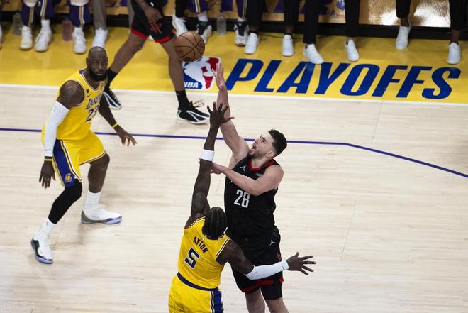 湖人首战告捷杜兰特缺阵火箭难阻败局